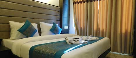 Habitación doble ejecutiva, 1 cama King size, baño privado, vista a la ciudad | 1 habitación y ropa de cama de alta calidad