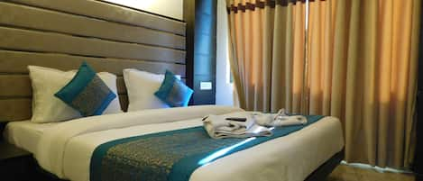 Executive Double Room, 1 King Bed, Private Bathroom, City View | Premium bedding, in-room safe, desk, free WiFi