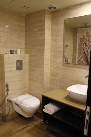 Shower, perlengkapan mandi gratis,  dan handuk