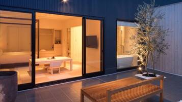 Deluxe-Zweibettzimmer, Terrasse | Zimmersafe, kostenloses WLAN, Rollstuhlgeeignet