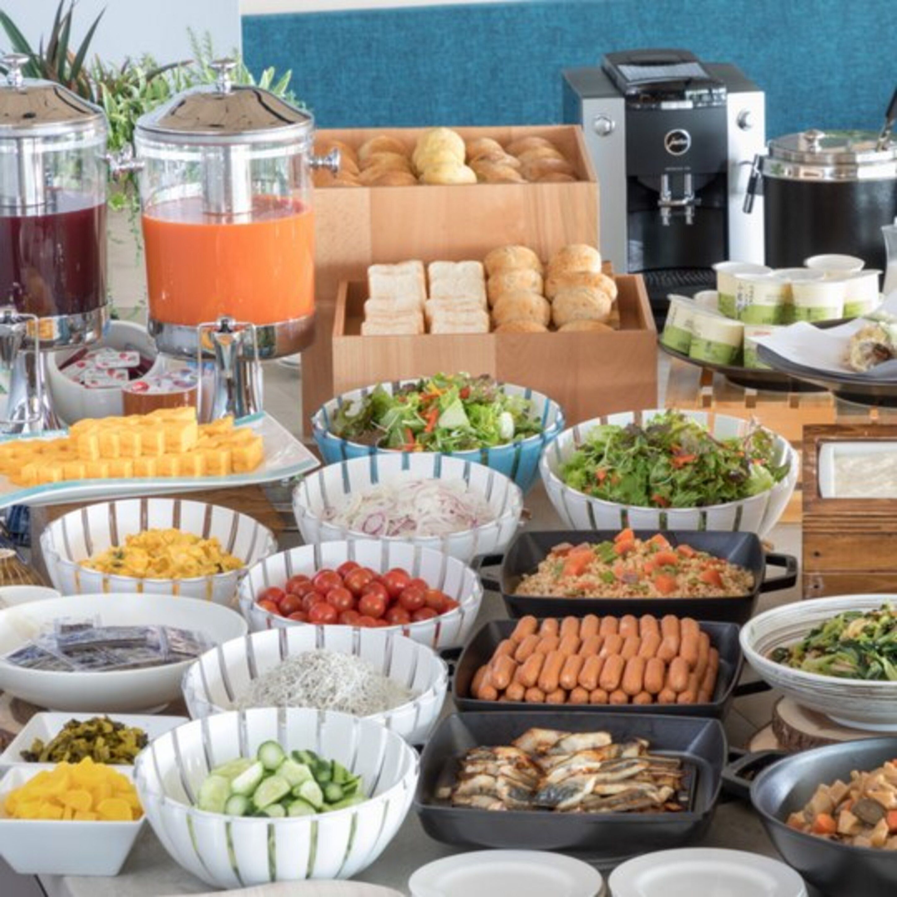 daily buffet breakfast for a fee