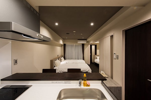 Réfrigérateur, micro-ondes, plaque de cuisson, bouilloire électrique