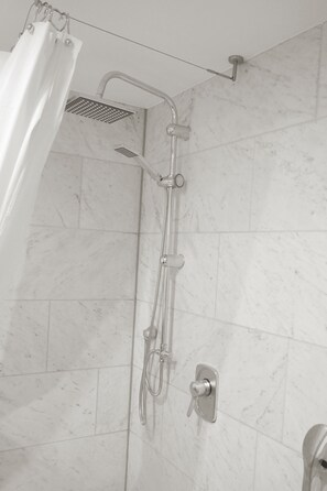 Bathtub, hair dryer, towels, soap - F10 APARTMENT Ulm • Apartment in the heart of Ulm (Ulm)