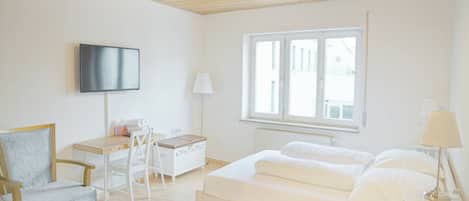 3 bedrooms, desk, iron/ironing board, travel cot