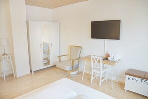 3 Schlafzimmer, Schreibtisch, Bügeleisen/Bügelbrett, Reisekinderbett