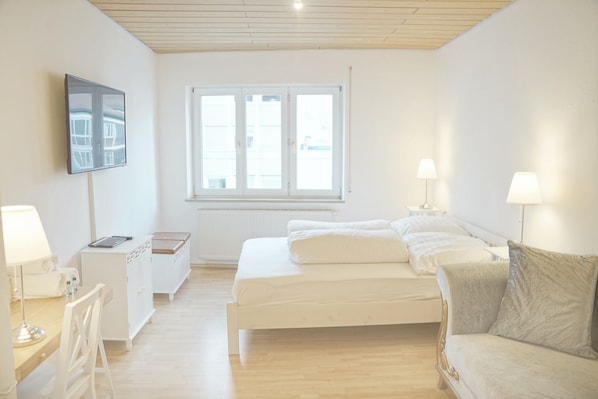 3 chambres, bureau, fer et planche à repasser, lit de bébé portatif