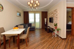 Superior-Apartment, 2 Schlafzimmer, Bergblick, Bergseite | Minibar, Zimmersafe, Schreibtisch, schallisolierte Zimmer