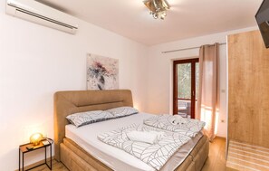 5 bedrooms, travel cot, free WiFi, bed sheets