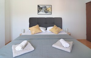 4 bedrooms, travel cot, free WiFi, bed sheets