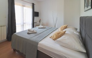 4 bedrooms, travel cot, free WiFi, bed sheets
