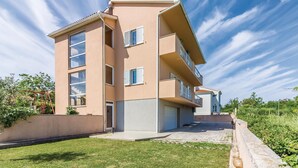 A multi-story residential building with a flat roof, large windows, and a balcony. - Gorgeous apartment in Pula with WiFi (Pula)