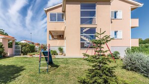 A two-story building with a flat roof, large windows, and a small balcony. - Gorgeous apartment in Pula with WiFi (Pula)