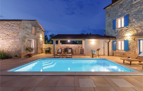 Stunning home in Peruski with WiFi