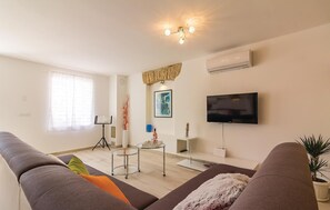 Älytelevisio, videopelikonsoli, pöytäjalkapallopöytä, stereot