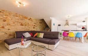 Älytelevisio, videopelikonsoli, pöytäjalkapallopöytä, stereot