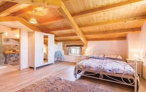 3 bedrooms, in-room safe, travel cot, free WiFi