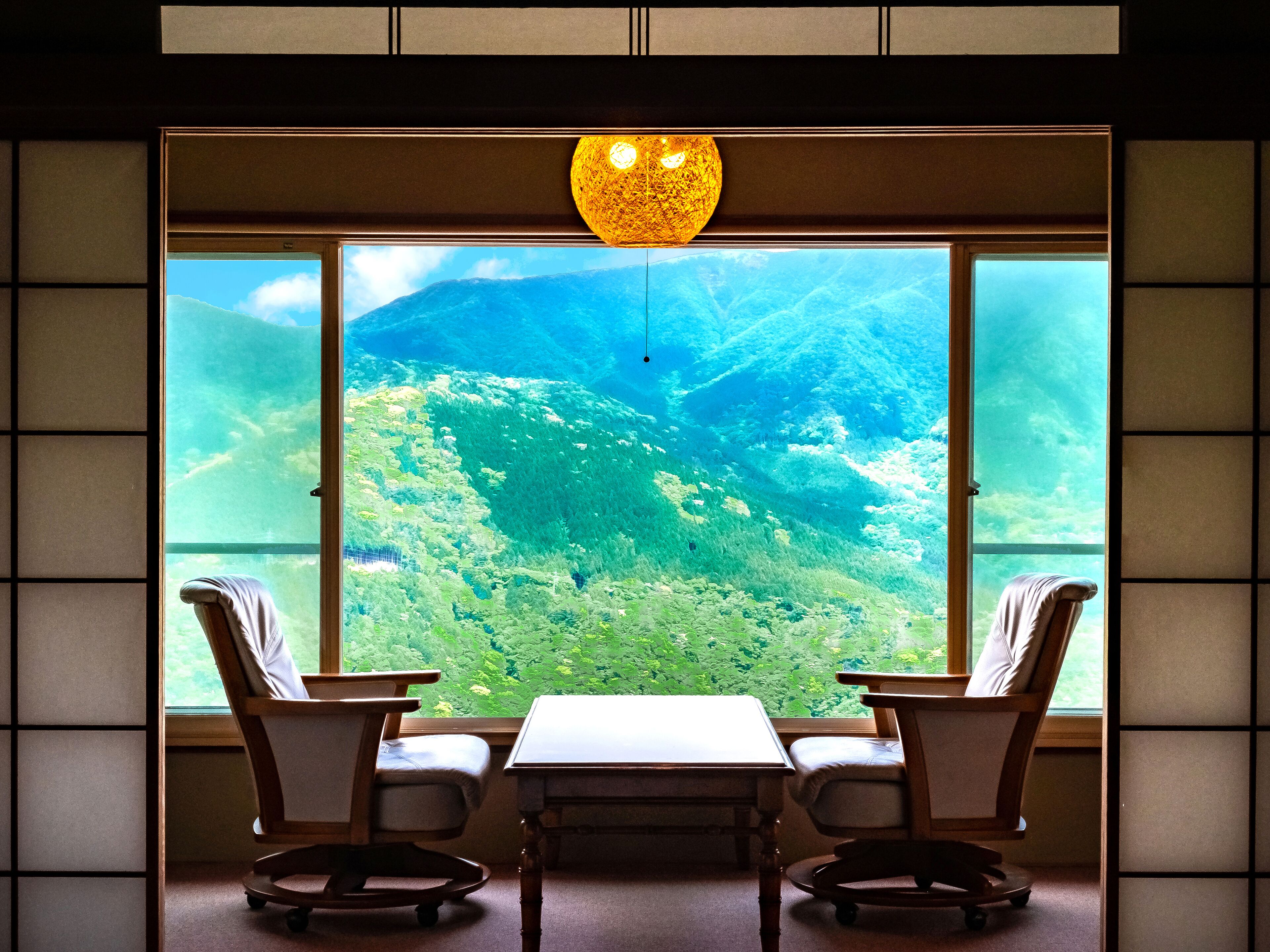 Suihkun ja ammeen yhdistelmä, ilmaiset hygieniatuotteet, hiustenkuivaaja