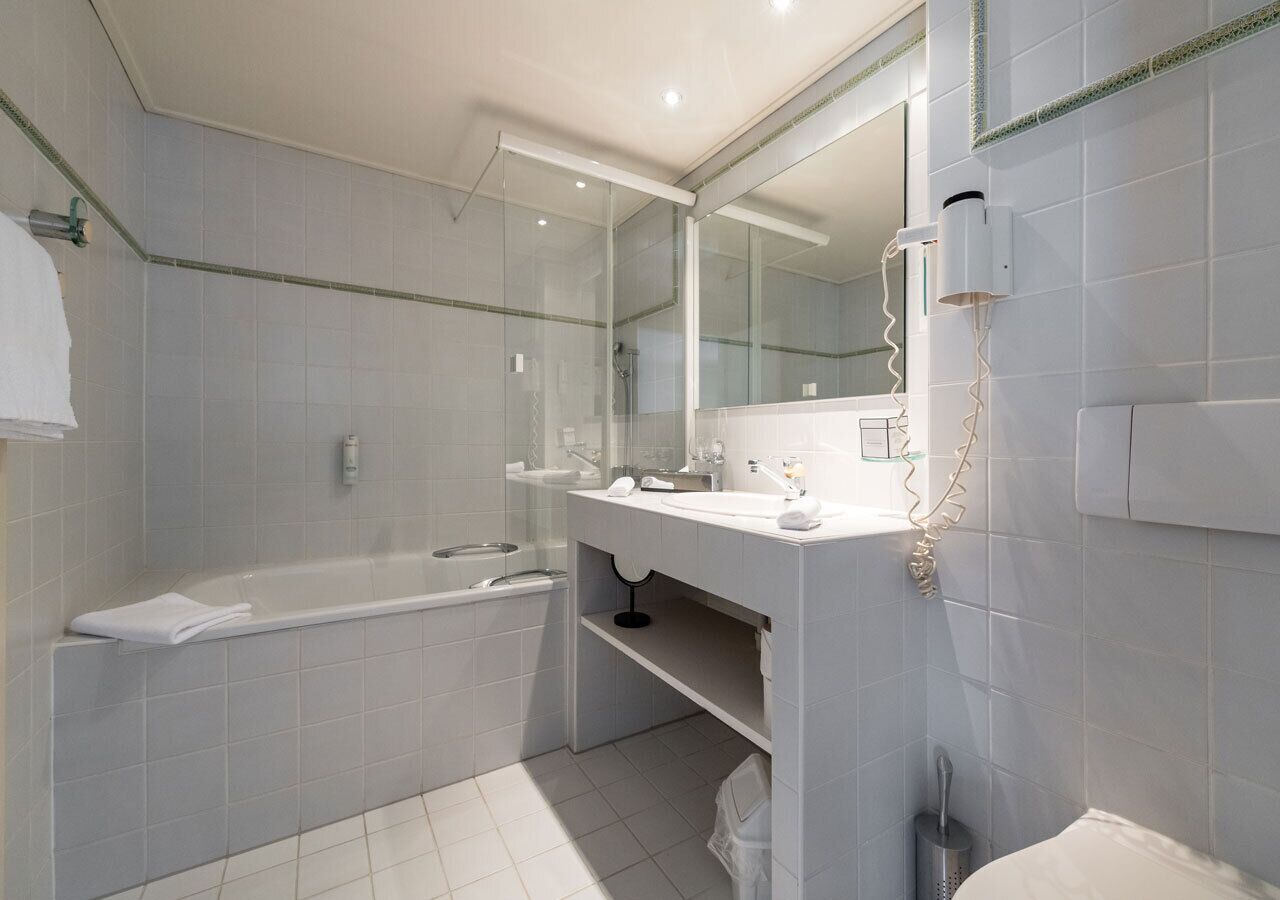 chambre standard, vue sur le lac | bathroom | free toiletries, towels