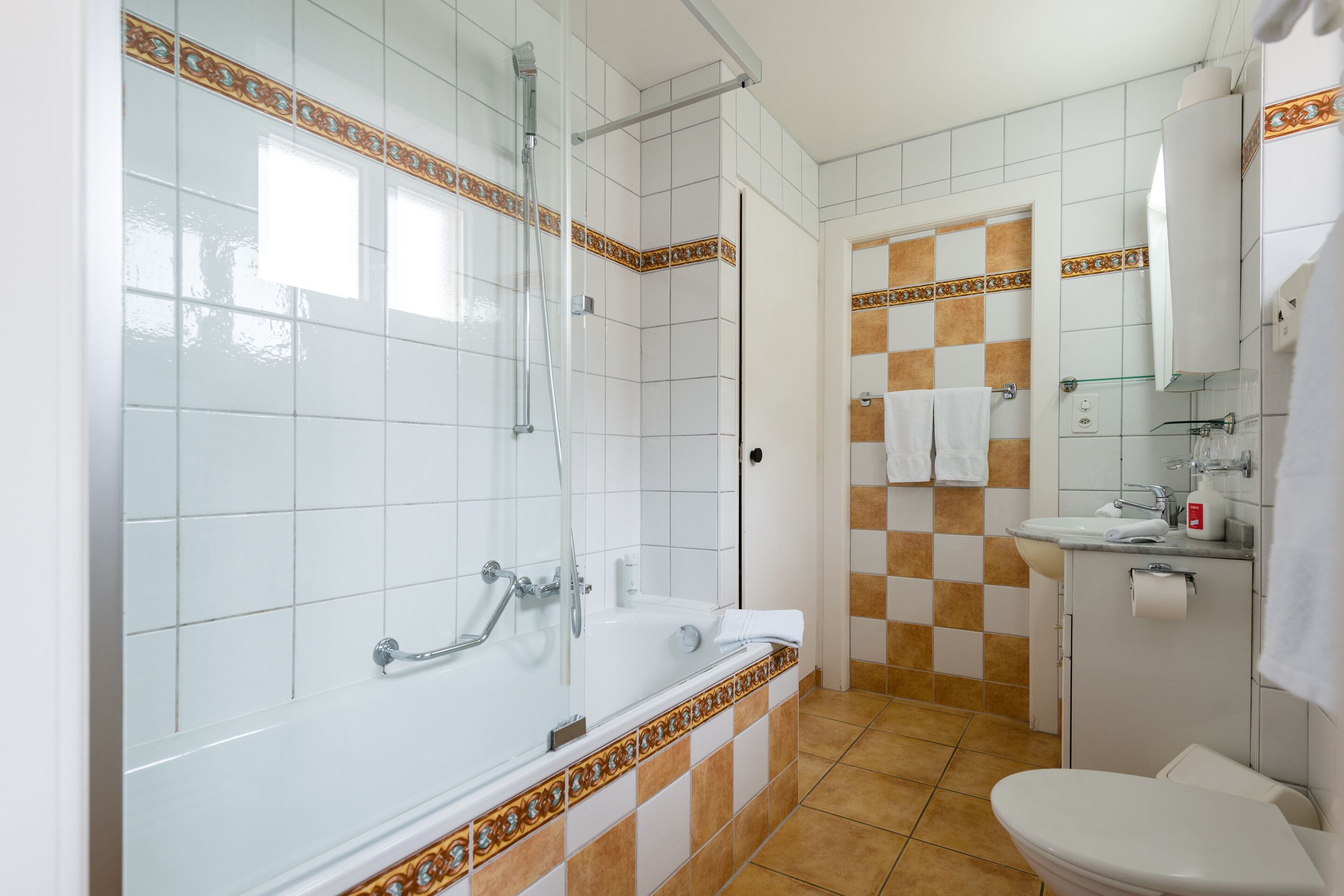 villa | bathroom | free toiletries, towels