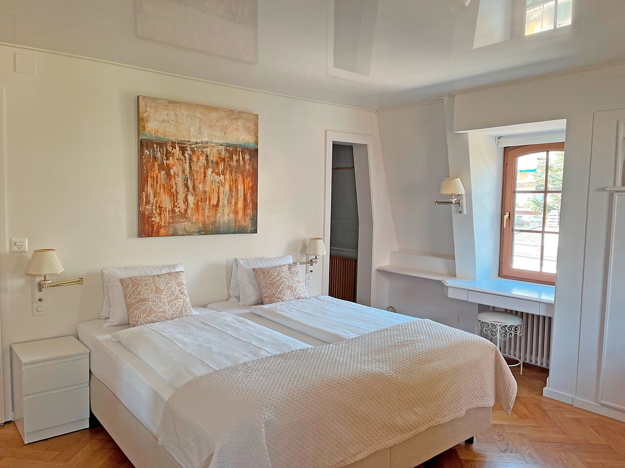 chambre standard, balcon, vue partielle sur le lac | in-room safe, soundproofing, iron/ironing board, free wifi