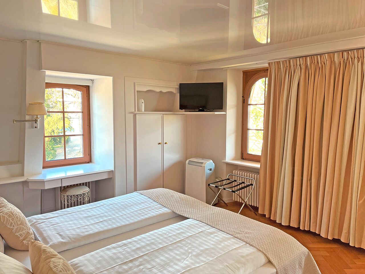 chambre standard, balcon, vue partielle sur le lac | in-room safe, soundproofing, iron/ironing board, free wifi