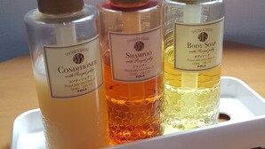 Three bottles of shower products on a tray. - Nagoya Grand Hotel (Nagoya)