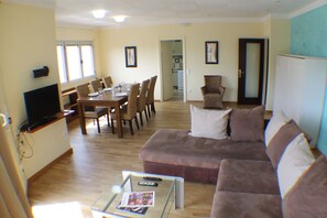 TV - Peater 3A - Three Bedroom Apartment, Sleeps 8 (Roses)