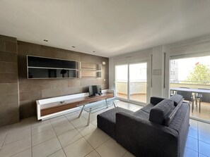 TV - Drugstore B E - Two Bedroom Apartment, Sleeps 6 (Roses)