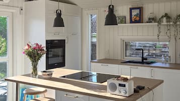 Cafetière/bouilloire, réfrigérateur, micro-ondes, plaque de cuisson