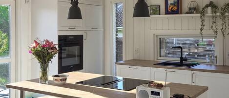 Coffee/tea maker, fridge, microwave, stovetop