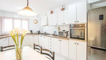 Een koelkast, een kookplaat, een vaatwasser