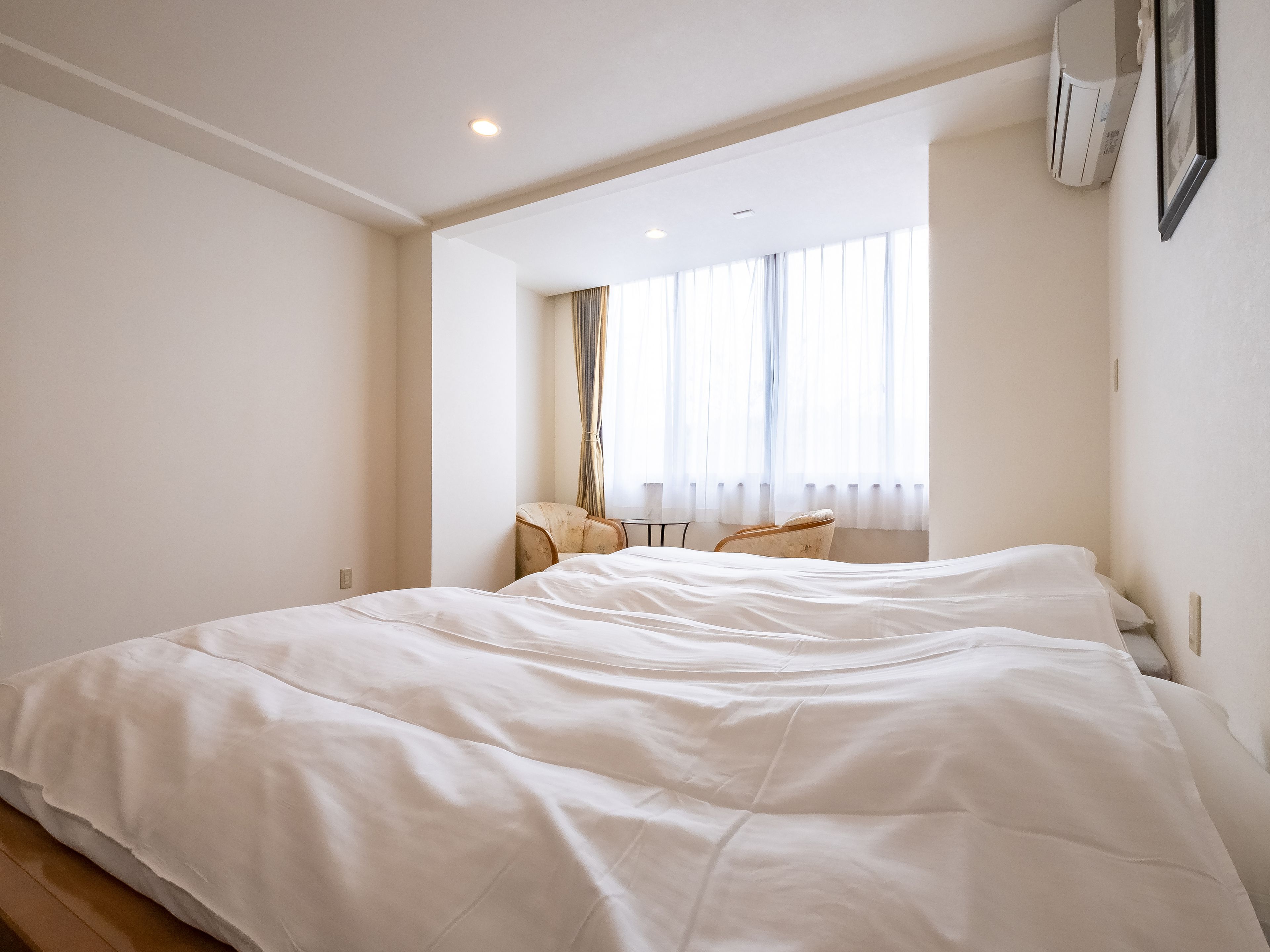 standard twin room (no restaurant nearby, check-in until 6 pm) | in-room safe, free wifi, bed sheets