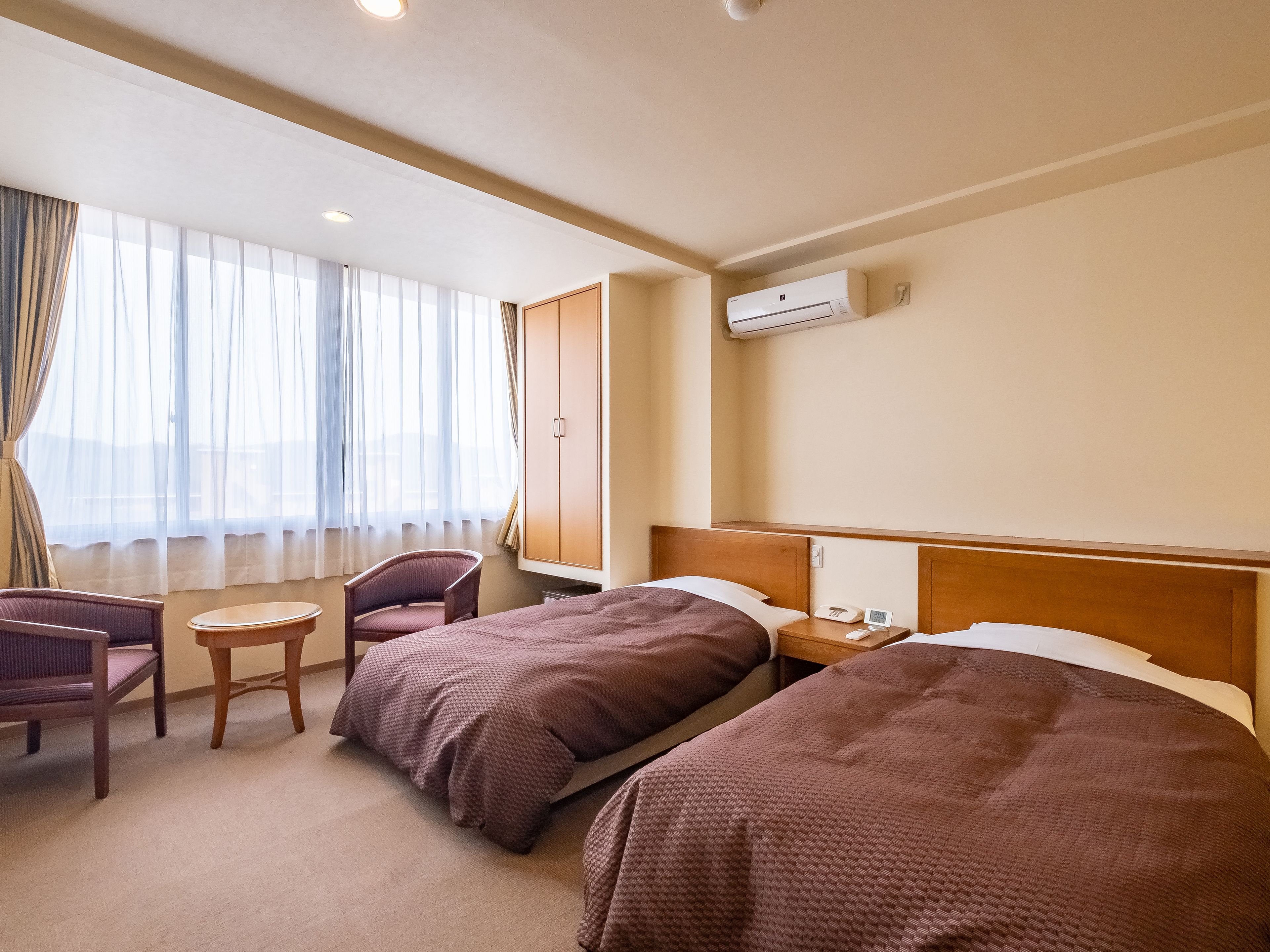 standard twin room (no restaurant nearby, check-in until 6 pm) | in-room safe, free wifi, bed sheets