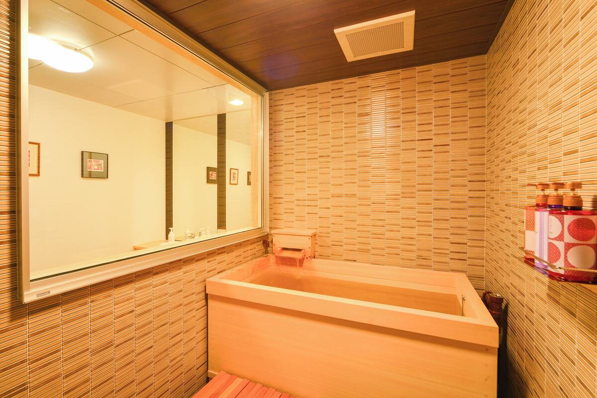 Habitació amb dos llits individuals estàndard, no fumadors (1 Room, Private Bath, 50 min slot) | Bany | Combinació de dutxa i banyera i articles de tocador gratuïts 