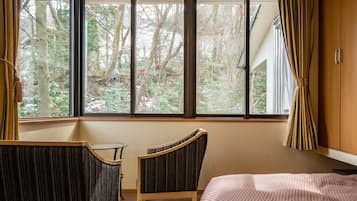 雙床房 (Compact No Restaurant Check-in by 6PM) | 房內夾萬、免費 Wi-Fi、床單