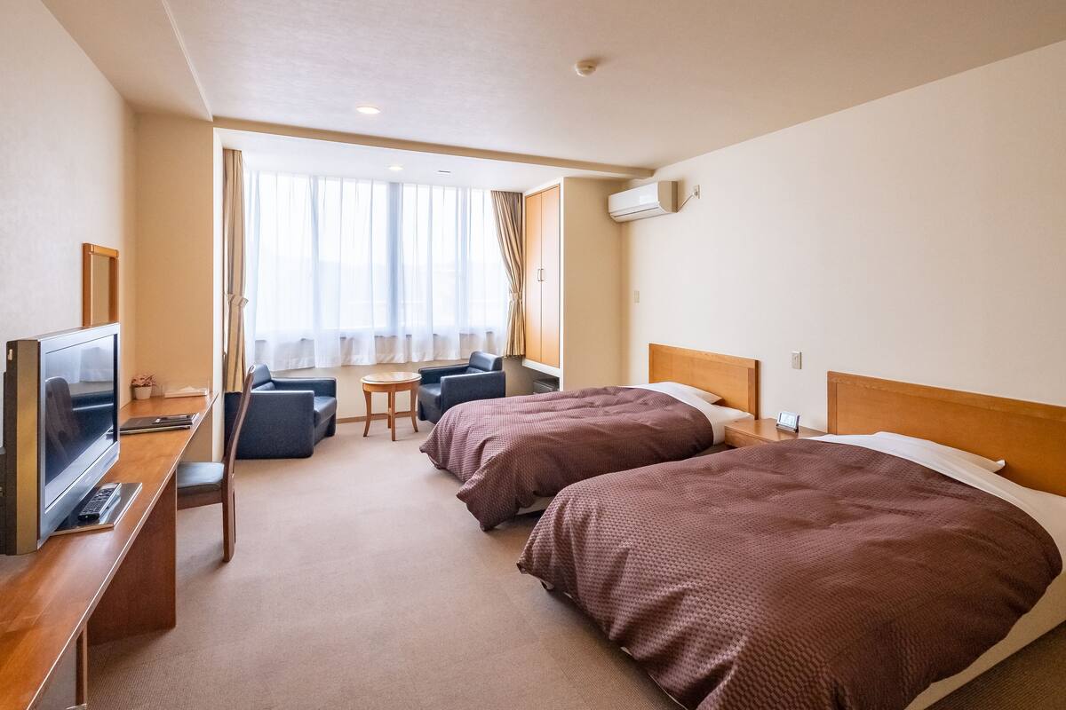 Habitació amb dos llits individuals superior (No Restaurants, Check-in by 6 PM) | Caixa forta a l'habitació, wifi gratuïta i roba de llit 