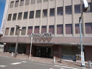 Un edificio con un letrero que indica 'URBAN HOTEL', identificándolo como un hotel.