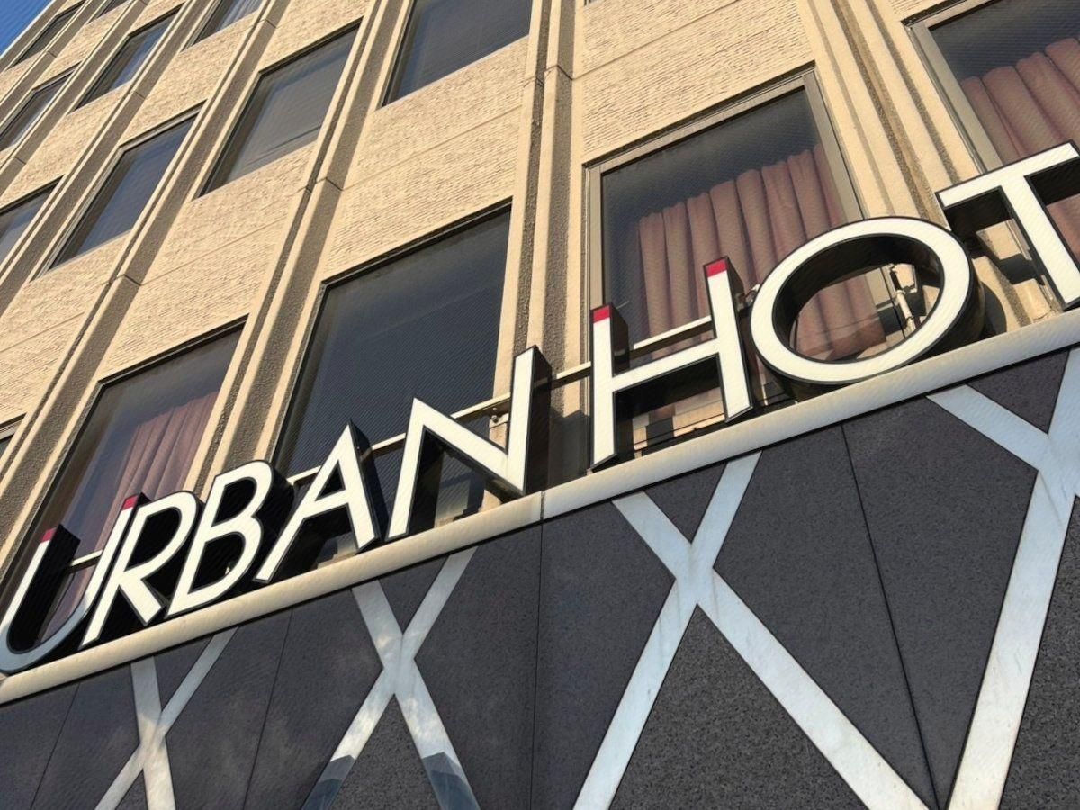 Un edificio con un letrero que dice 'URBANHOT'.