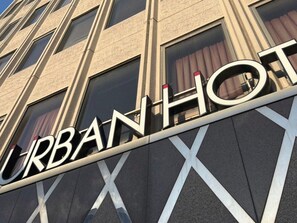 Um edifício com uma placa que diz 'URBANHOT'.