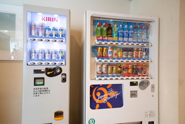 Deux distributeurs automatiques de boissons proposant un assortiment varié de boissons.