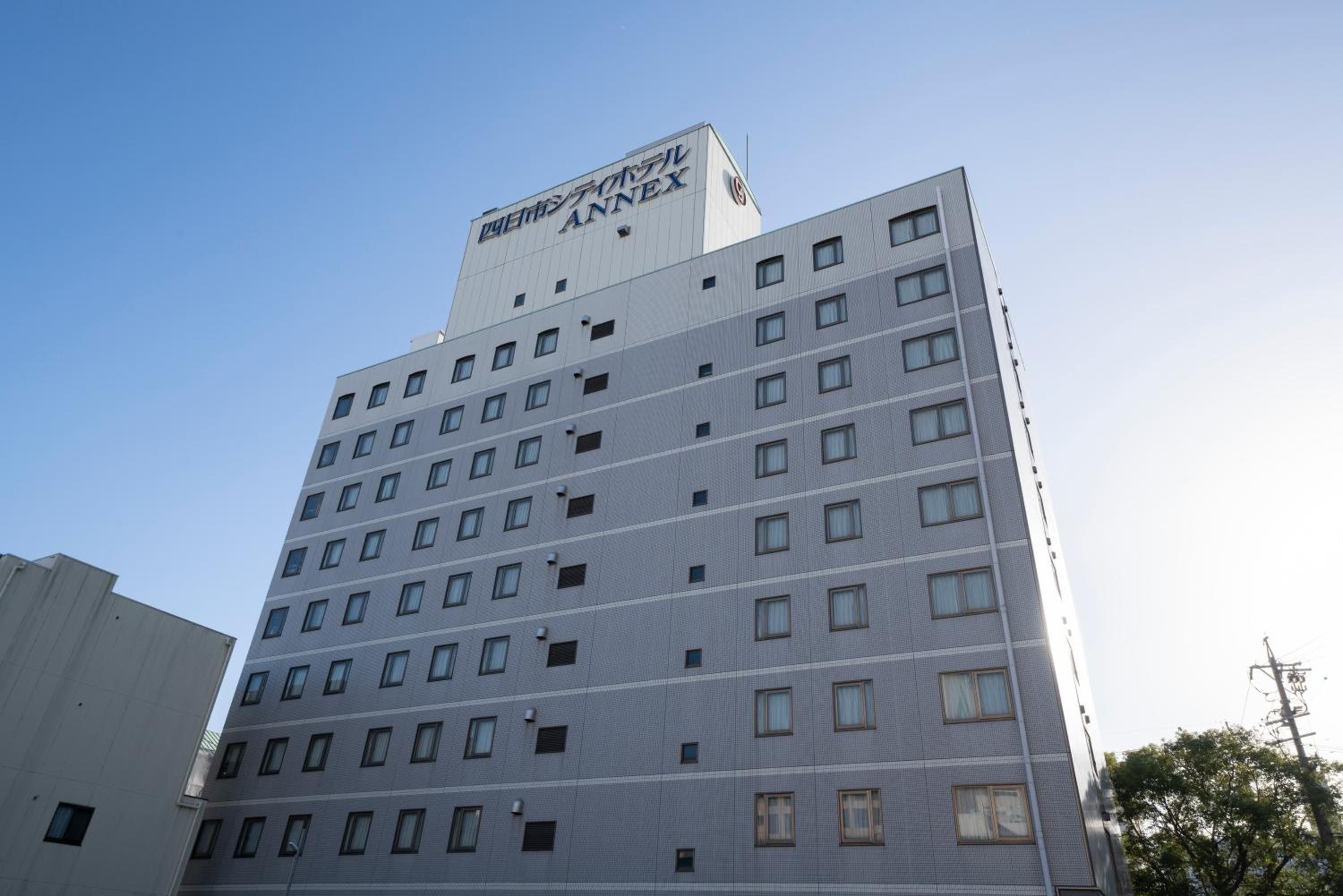 Een meerlaags hotelgebouw met een bord waarop 'Shinagawa City Annex' staat.
