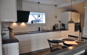 Fridge, microwave, stovetop, dishwasher - Lovely home in Otterup with WiFi (Otterup)