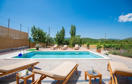 Gorgeous apartment in Kresevo with WiFi