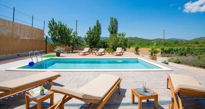 Gorgeous apartment in Kresevo with WiFi