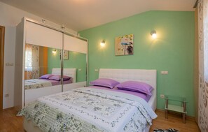 3 chambres, coffres-forts dans les chambres, lit parapluie