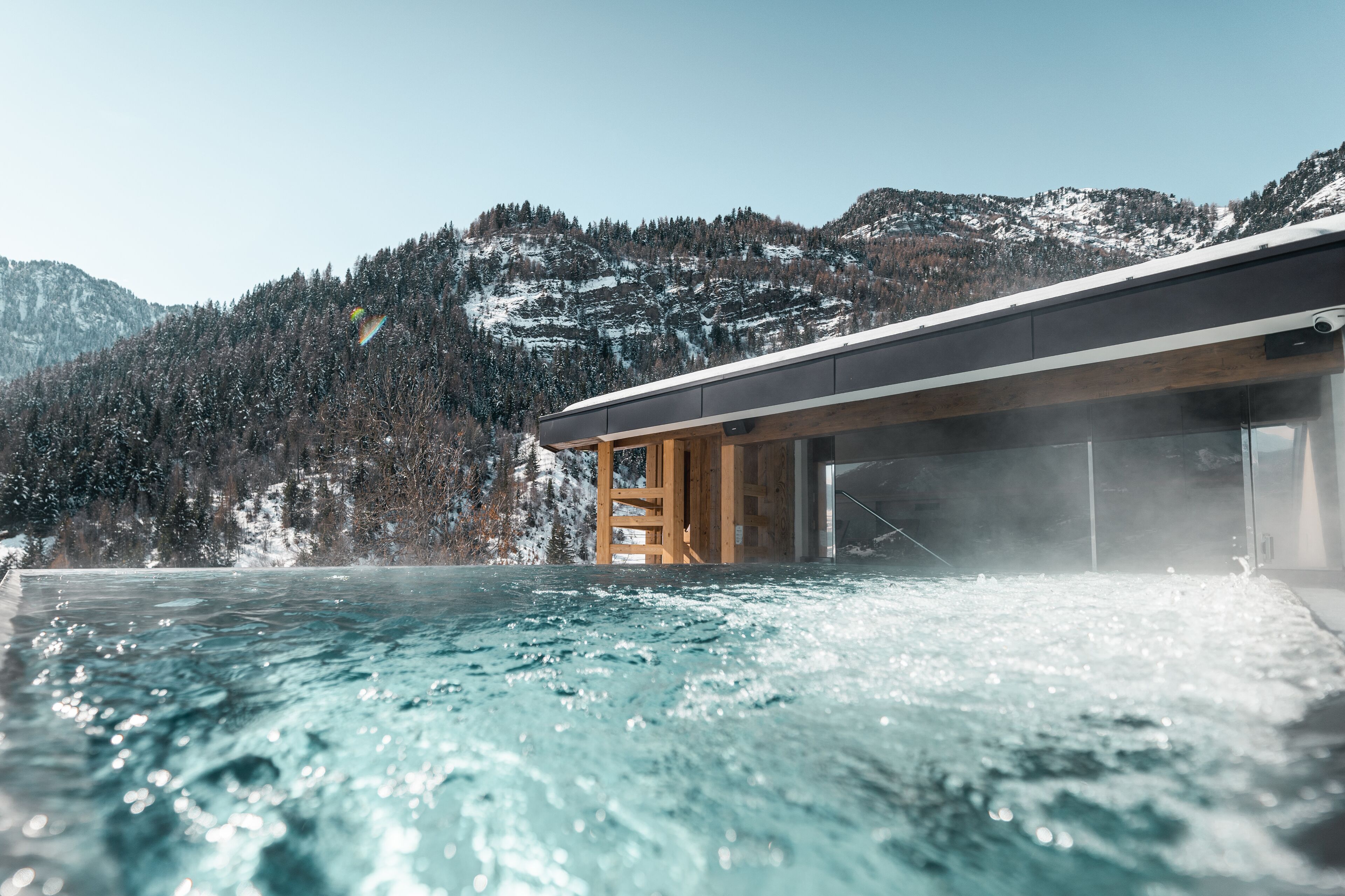 Piscine extérieure, chaises longues