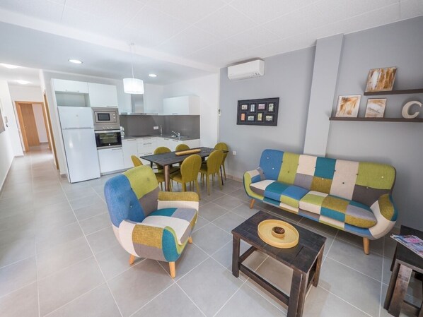 TV - Peater Plaza - Two Bedroom Apartment, Sleeps 5 (Roses)