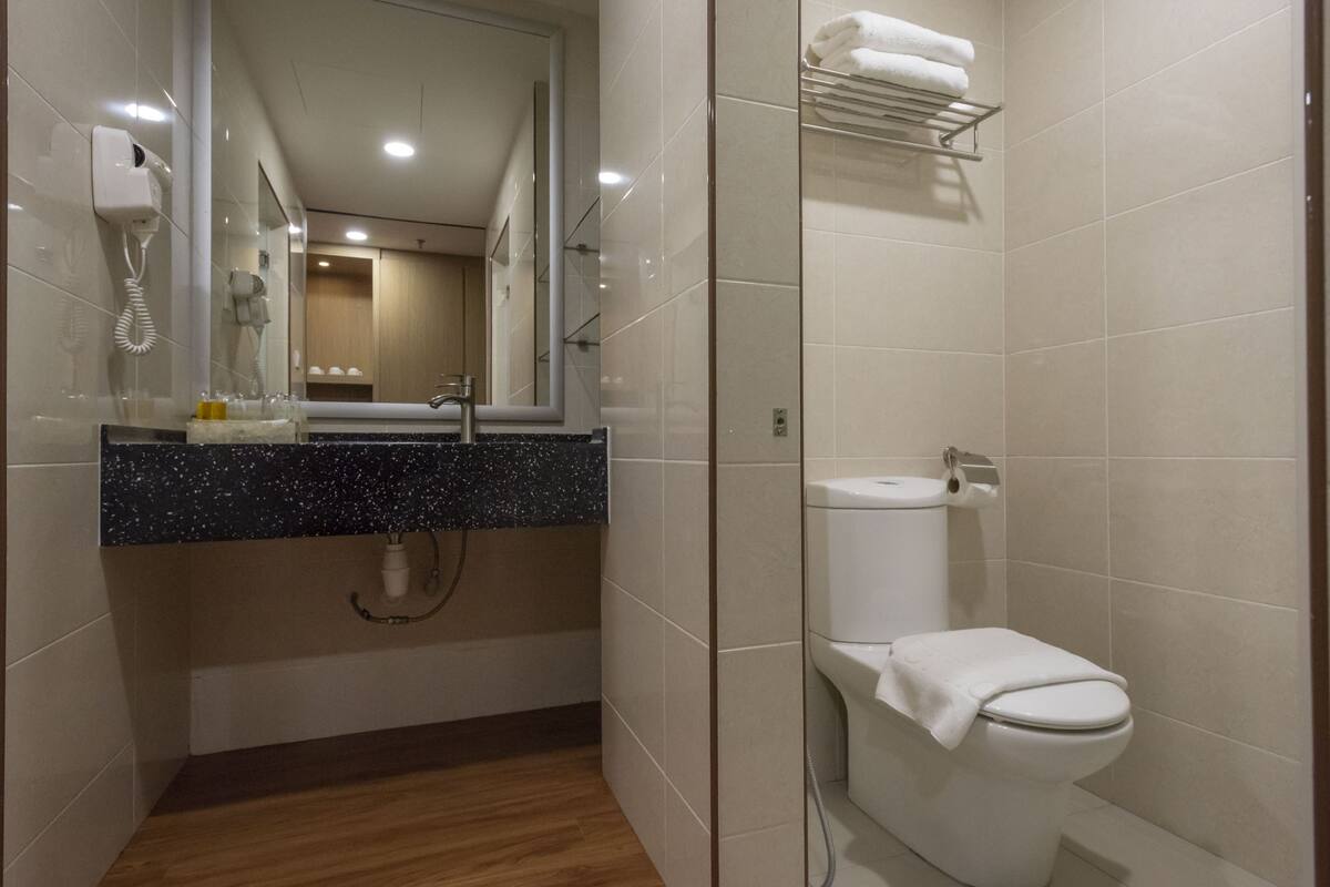 family suite | bathroom | shower, towels