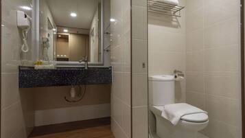 Suite Keluarga | Kamar mandi | Shower dan handuk
