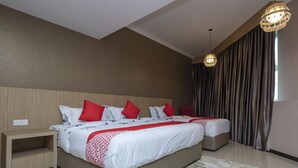 A modern hotel room with a large bed, a bedside table, and a hanging light fixture. - Hotel Holmes GP (Gelang Patah)